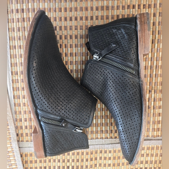 Trask Black Chukka Boots with Sleek Design Excellent Conditions - Picture 2 of 7